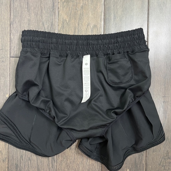 Lululemon NWOT Hotty Hot High-Rise Lined Short 4" *Lace Trim Black - Picture 5 of 8